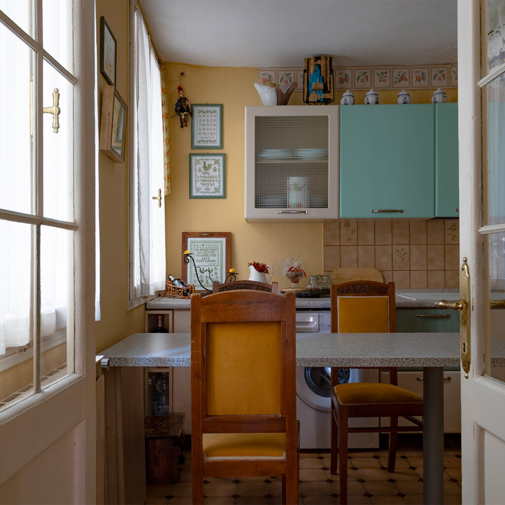 La vista della cucina entrando dalla porta principale.