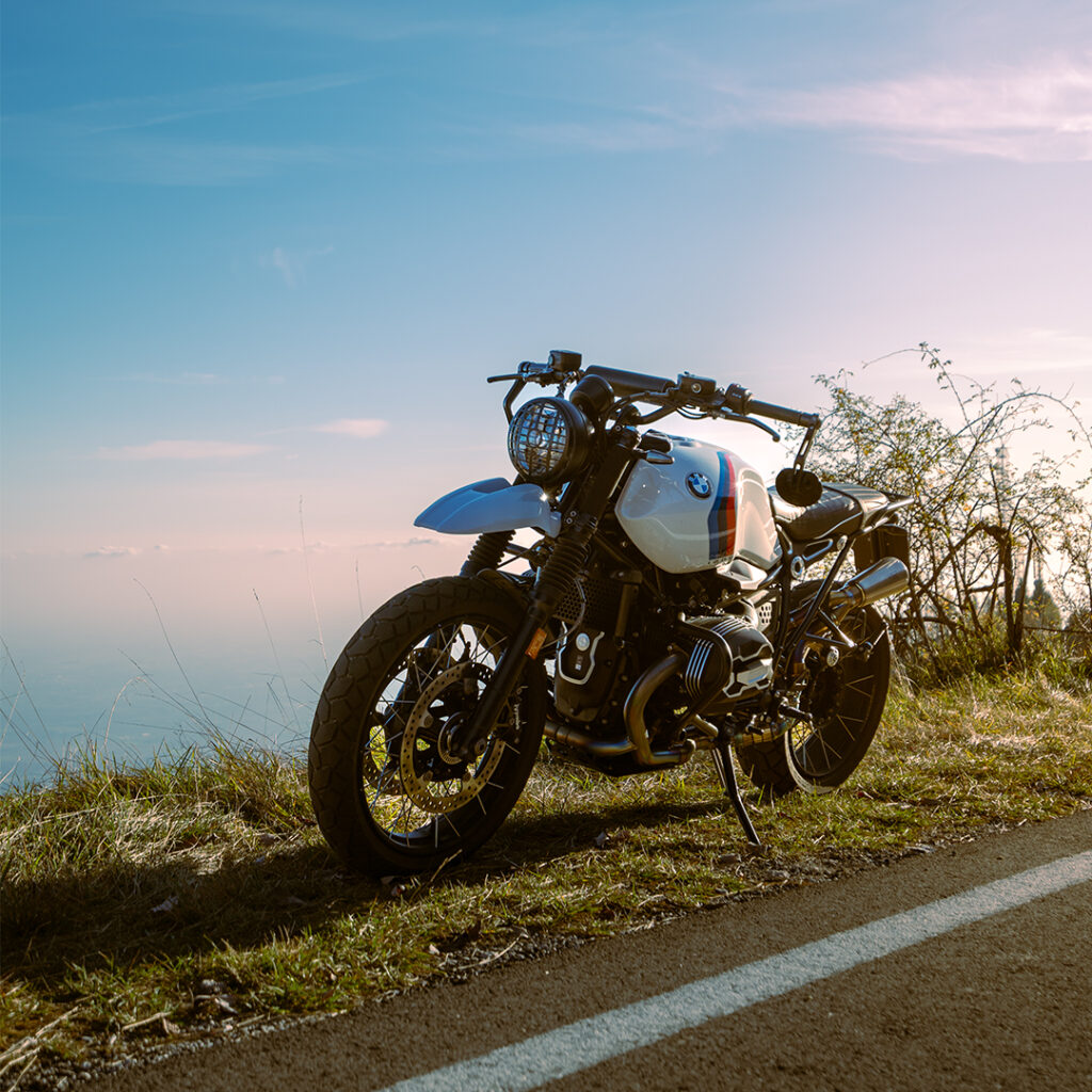 Il parafango e il faro anteriore con griglia della BMW R NineT Urban GS 1200 esaltano il suo stile robusto e retrò. Il design richiama l’estetica delle moto da avventura classiche, combinando funzionalità e carattere distintivo.