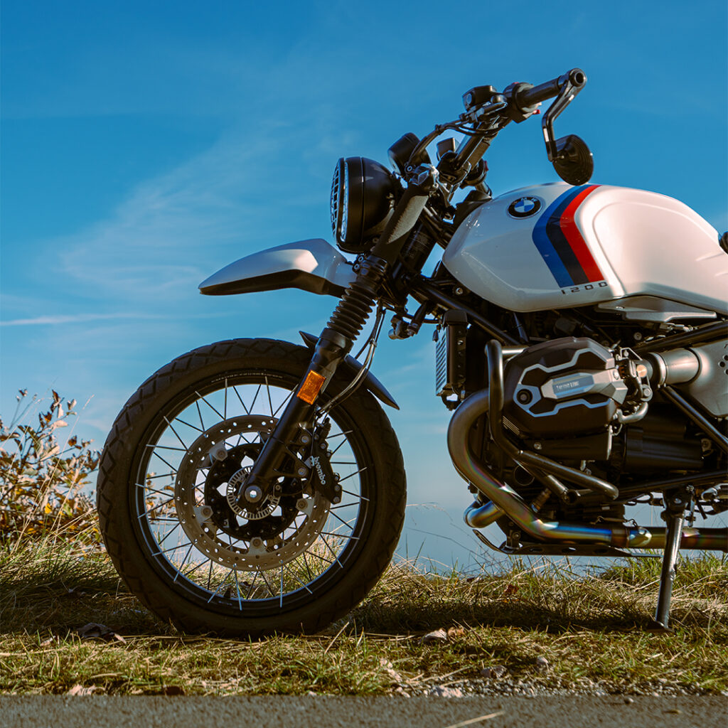 Motore boxer da 110 CV della BMW R NineT Urban GS 1200, caratterizzato da teste ben in vista e un manubrio rialzato, che assicurano prestazioni potenti e una posizione di guida comoda e dominante.