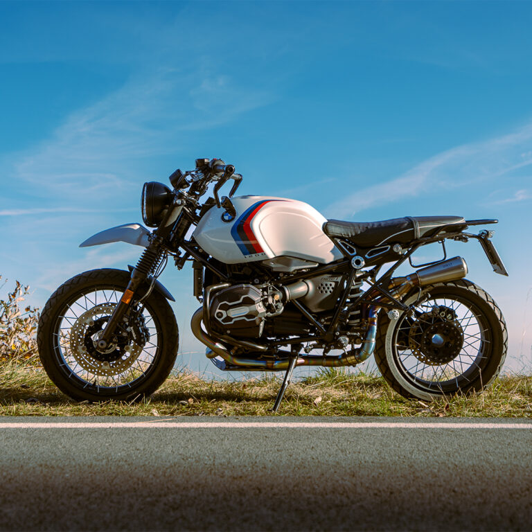 La BMW R NineT Urban GS 1200 unisce l’anima robusta di una moto da avventura al fascino retrò delle café racer, con linee essenziali, dettagli vintage e una guida grintosa, perfetta per gli amanti dello stile classico e personalizzabile.