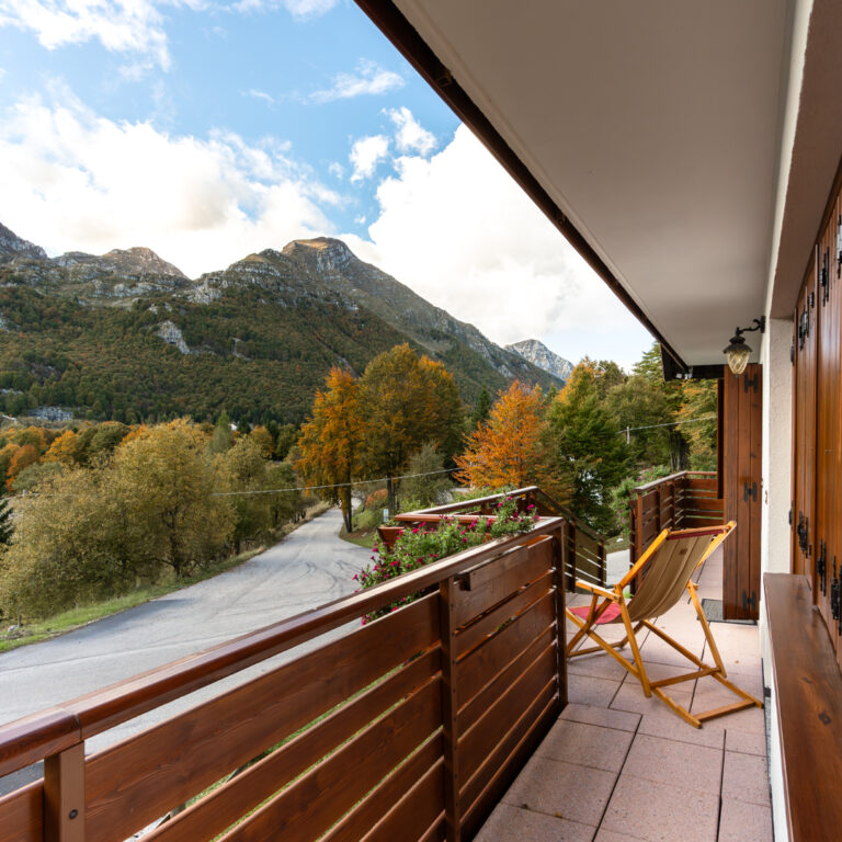 La vista dalla terrazza della residenza Picolit sulle montagne di Piancavallo.