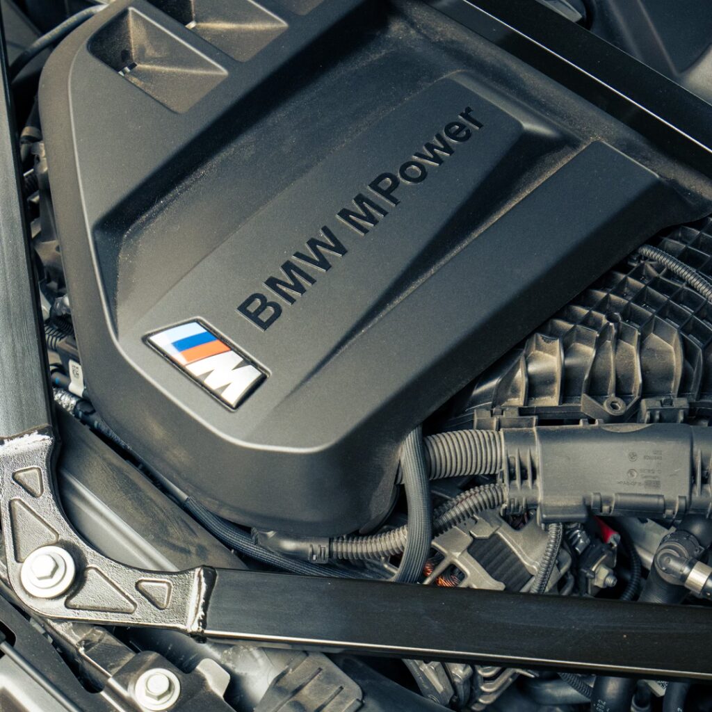 La copertura del motore nasconde 510cv che portano la BMW M3 da 0 a 100 km/h in appena 3,9 secondi.